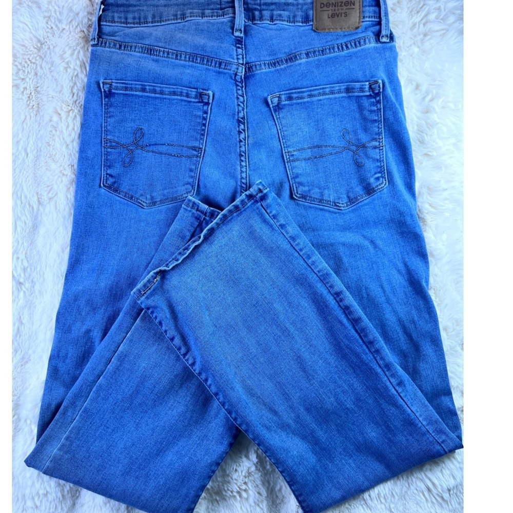 Denizen Levi's Ultra High Rise Crop Flare Jeans Blue W29 Size 8 Medium Wash. A20